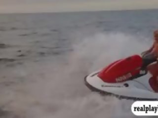 קבוצה של שׁוֹבֵה לֵב badass בנות לנסות surfing ו - jetski עירום