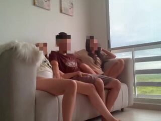 Estamos aburridos viendo tv as� que mis dos hermanastras minua masturban y tenemos sexo