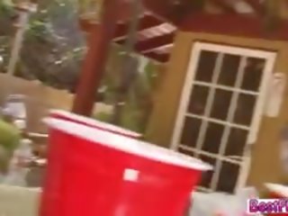 Ένα παιχνίδι στο ο camp παίρνει άτακτος/η υγρός και άγριο