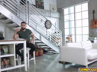 חִנָנִית אבן יש שלה כוס romp הַצִידָה על ידי דוד בן זונה