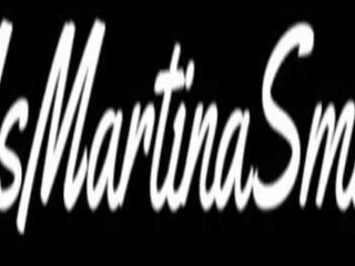 Martinasmith 是 抓 由 她的 母亲 喷出 上 该 地板