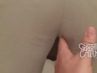 علامة تجارية جديد امرأة سمراء في سن المراهقة مع كبير الثدي و ل طبطب الحمار تمتص كوك