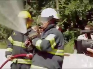 Очарователен момичета готов за outrageous stunts
