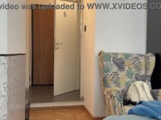 Аз спадна на towel в преден на на доставка man&period; реален доставка
