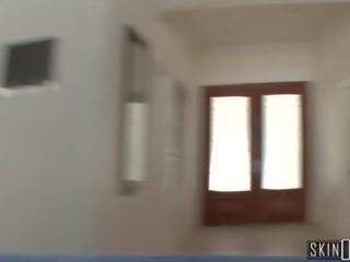Підліток mika loses її м'яч & drains її neighbors