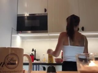 מושלם pokies ב ה מטבח מצלמת, braless סילביה ו - שלה מדהימה פיטמות