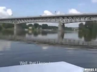 Омаен nippled мацка вози кур на а лодка