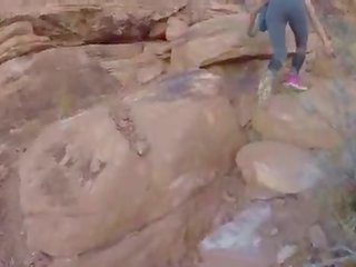 Ārā publisks sekss saspraude uz sarkans iezis canyon