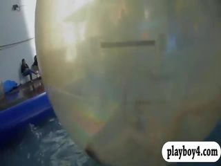 Гол гадняр момичета се забавлявахме води surfing с на професионалист
