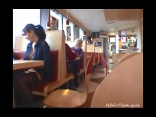 Berkelip dalam restoran publicflashing.me
