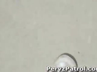 Удачливий perv шпигуни на 3 пташенята в splendid ванна і отримує a bj
