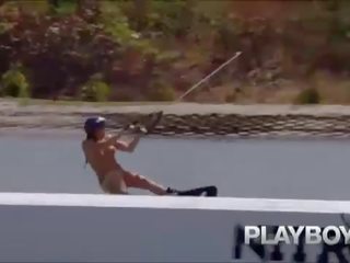 Безделник необикновен голям бюст момичета правене див stuntsâ.