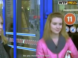 אקזוטי לִרְקוֹד instructor מקבל הרים למעלה ו - felt למעלה