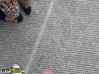 Кучешки на открито чукане близо до разточителен explosion