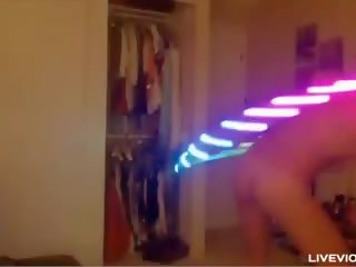 Изперкал червенокоси особеност lana twirls а luminous hula-hoop и чука тя путка