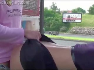 Delightful млад млад момиче с голям цици публичен highway ганг банг тройка
