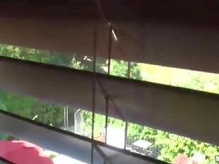 Веселий підліток відскоки на a peter
