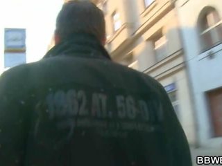 Picking вгору солодка товстушка від в вулиця