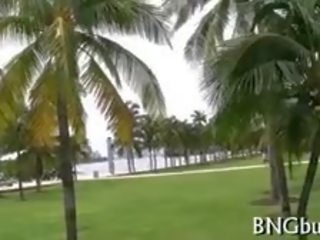 দুষ্টু ব্য জন্য আনন্দদায়ক তরুণ মহিলা