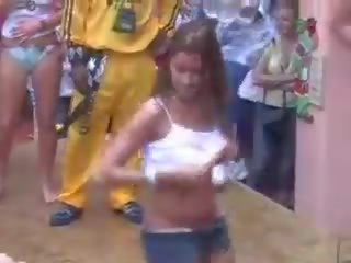 Немовлята спалах їх цицьки в публічний нагота веселощі