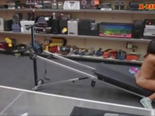 Мускулест мацка дава глава и прецака в на pawnshop