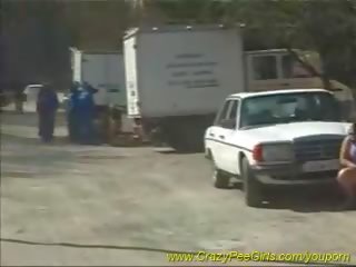 Büyük ğöğüslü genç genç kadın pees penetran