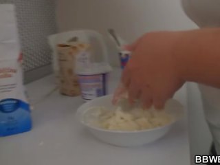 Groot buik plompe ritten hem op de keuken