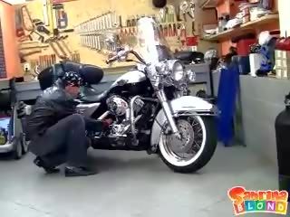 スキニー ブロンド ティーン ととも​​に 小さな ティッツ 取得 非難 バイ ザ· motor bike