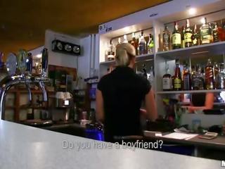 अविश्वसनीय bartender चिक lenka बेकार है के लिए कॅश
