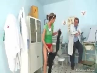 Angela আছে পাছা ফটকাবাজি পরীক্ষা দ্বারা gyno intern