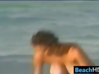 बस्टी चिक पर the बीच
