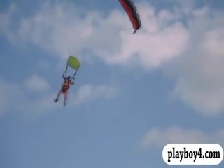 สาม เหนือกว่า playmates ใน บิกินี enjoyed waterball ศึก