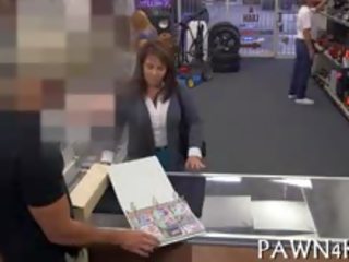 Дружина з хороший цицьки needed specie для bail spouse з з в’язниця