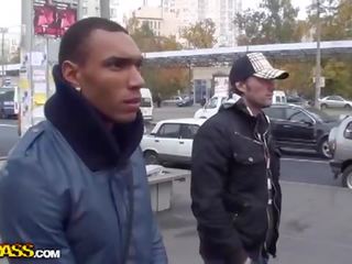 Με πλούσιο στήθος κοκκινομάλλα/ης τσιμπούκι σε ένα πάρκο