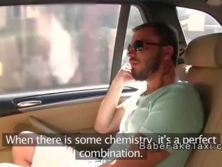 เพื่อน หน้าม้า หญิง เทียม รถแท็กซี่ driver ใน a trunk