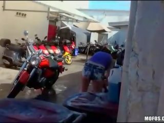 Busty lassie bí mật quay trong khi làm việc