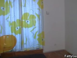 Голям към trot мастен съблазнява горещ млад дама