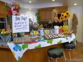 Келлі медісон трахання її матуся mademoiselle з a ремінець на
