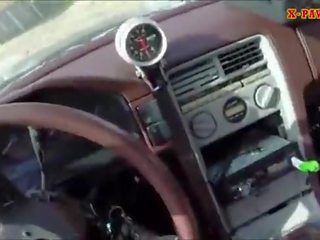 ブロンド ふしだらな女 与えます a 道路 頭 同時に テスト 運転 彼女の 車